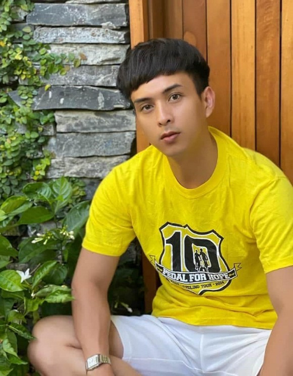 "Sáng dậy sớm thấy buồn quá, các bạn tuổi teen cho anh hỏi: giờ anh muốn chơi trượt patin thì chơi chỗ nào vậy các em?", Hồ Quang Hiếu viết.