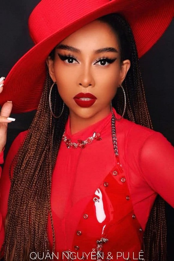 "Trân trọng mỗi lần còn được đứng trên sân khấu. Vì ai rồi cũng sẽ phải chìm vào lãng quên", Thảo Trang viết.