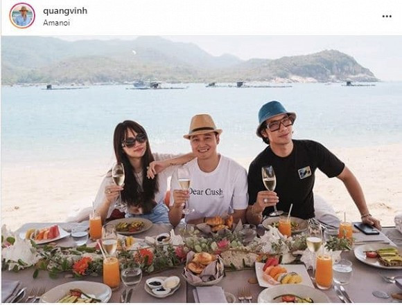 Vướng tin đồn hẹn hò nhiều năm nên Quang Vinh và Lý Quí Khánh rất ít khi đăng ảnh chụp chung. Mới đây, "Hoàng tử sơn ca" Quang Vinh hiếm hoi đăng ảnh bên "người tình tin đồn" Lý Quí Khánh, trong ảnh có cả Hoa hậu chuyển giới Hương Giang.