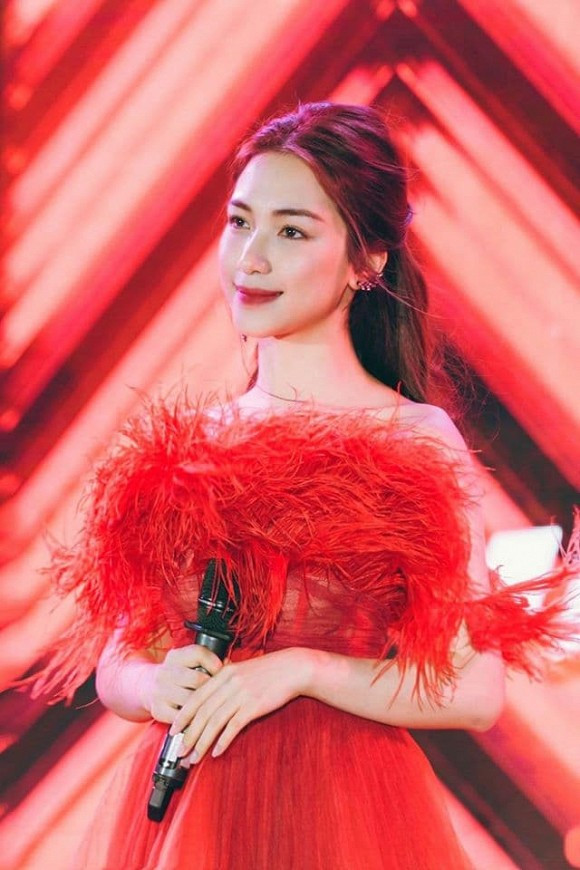 Hòa Minzy cũng không thể định nghĩa được vẻ đẹp của mình và hỏi fan: "Đẹp này là đẹp kiểu gì".