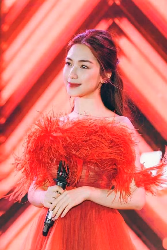 Hòa Minzy cũng không thể định nghĩa được vẻ đẹp của mình và hỏi fan: "Đẹp này là đẹp kiểu gì".