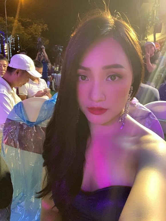 Quán quân Vietnam Idol - ca sĩ Nhật Thủy tương tác với fan: "Buổi tối mát mẻ nhé mọi người". Sau sinh, ca sĩ Nhật Thủy chăm chạy show trở lại, nhan sắc của "gái một con" này nhận được rất nhiều lời khen ngợi: "Hẳn là hợp Hà Nội nên xinh hơn đấy", "Xinh quá idol ơi", "Chị Thủy xinh lắm"...