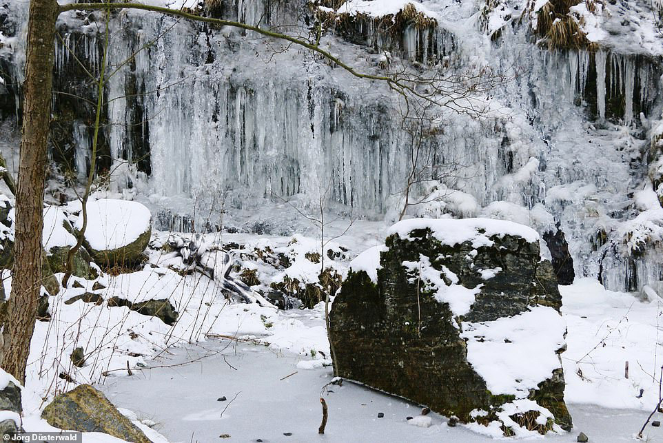 Người nhìn "nhức mắt" tìm kiếm mới có thể tìm ra người mẫu trong bức ảnh đầy băng tuyết này.
