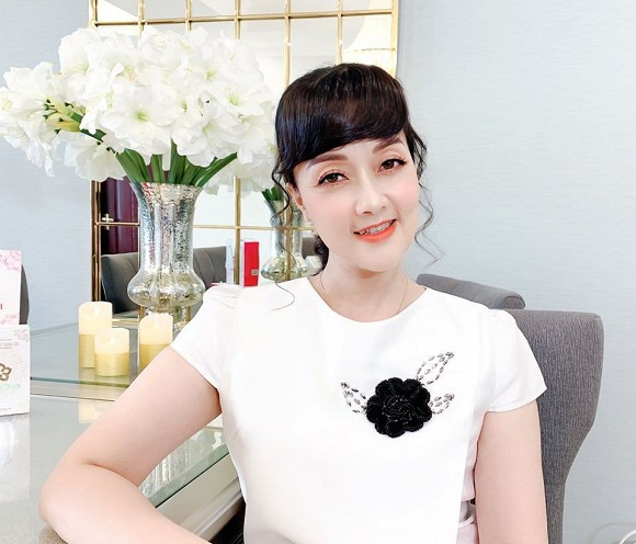 Nhìn lại hình ảnh trong quá khứ và so sánh với hiện tại, nghệ sĩ Vân Dung tự nhận xét: "Nói chung là dậy thì thành công".