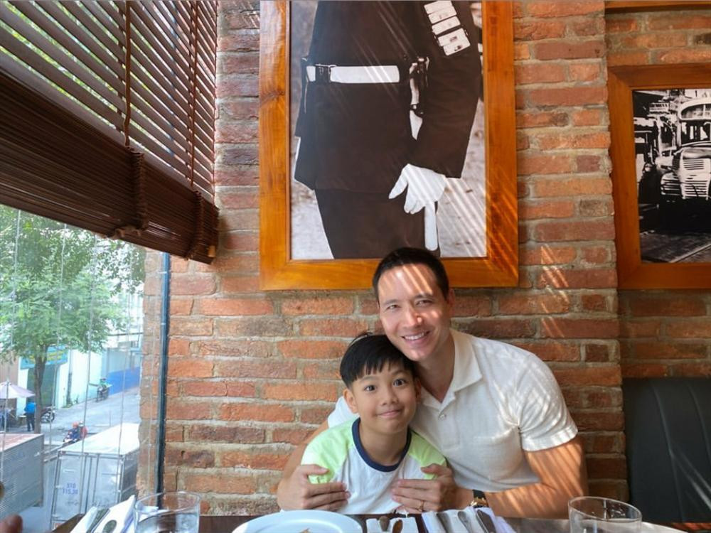 Nam diễn viên Việt kiều vui chơi, ăn uống cùng con trai người tình.