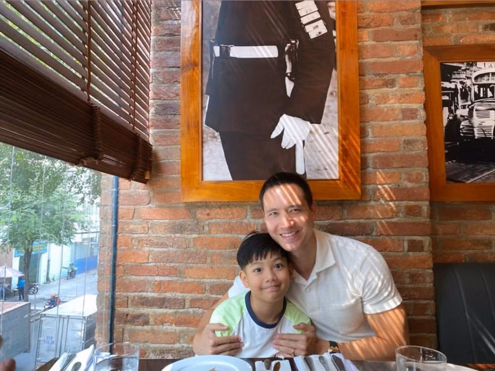 Nam diễn viên Việt kiều vui chơi, ăn uống cùng con trai người tình.