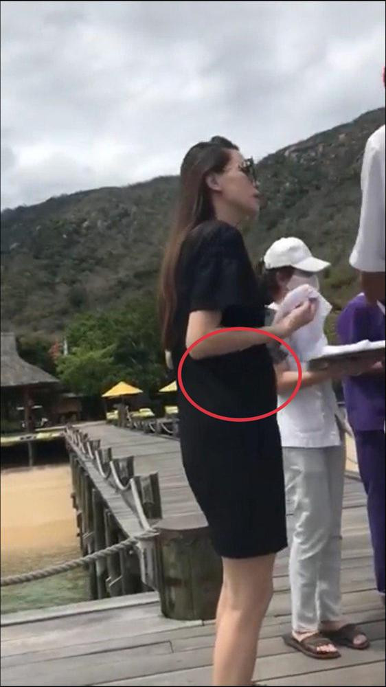 Hình ảnh cho thấy, dù sắp bước sang giai đoạn 2 của thai kỳ song Hồ Ngọc Hà chưa thay đổi quá nhiều về vóc dáng. Ngoài phần bụng nhô cao, thân hình của bạn gái Kim Lý vẫn nuột nà. Thậm chí nếu nhìn từ phía sau, body Hà Hồ vẫn chuẩn từng centimet.