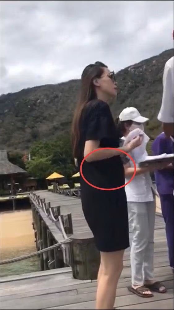 Hình ảnh cho thấy, dù sắp bước sang giai đoạn 2 của thai kỳ song Hồ Ngọc Hà chưa thay đổi quá nhiều về vóc dáng. Ngoài phần bụng nhô cao, thân hình của bạn gái Kim Lý vẫn nuột nà. Thậm chí nếu nhìn từ phía sau, body Hà Hồ vẫn chuẩn từng centimet.