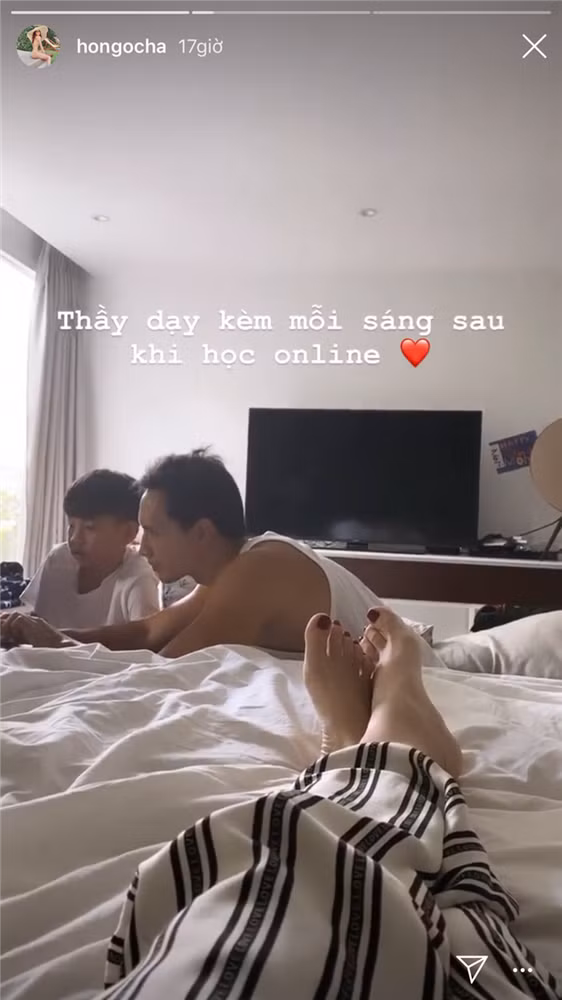 Anh dạy con riêng của bạn gái học bài.