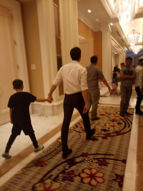 Bên cạnh chuyện lứa đôi, Kim Lý còn được yêu mến nhờ mối quan hệ tốt đẹp với con riêng của bạn gái. "Bố dượng" Kim Lý chăm sóc, cưng nựng Subeo như con trai của mình. Không ít khoảnh khắc nhóc tỳ xuất hiện cùng mẹ Hồ Ngọc Hà và Kim Lý ở đời thường, sự kiện hay khi đi du lịch đã lọt vào ống kính.