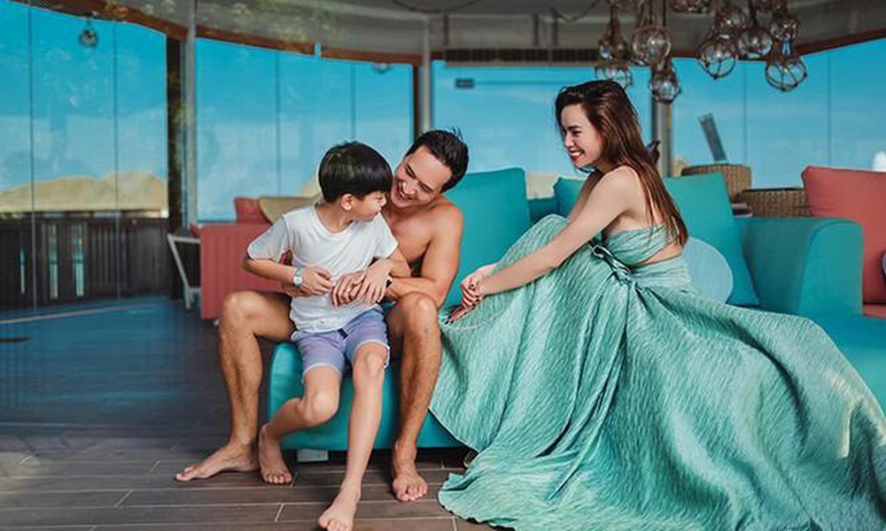 Những khoảnh khắc bên nhau ấm áp của Kim Lý - Hồ Ngọc Hà - Subeo. Xem video "Hồ Ngọc Hà nói gì khi bị đồn ế show, hết thời". Nguồn VTC14: