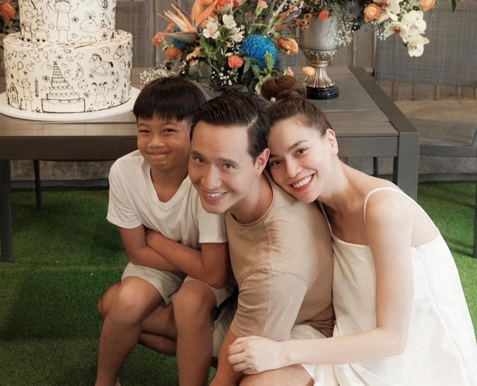 Thời gian qua, thông tin Hồ Ngọc Hà mang bầu với Kim Lý gây xôn xao showbiz Việt. Theo nguồn tin thân cận với 2Sao.vn cho biết, "nữ hoàng giải trí" mang thai đơn là một bé gái, chứ không phải thai đôi như tin đồn. Mới đây, Hồ Ngọc Hà cùng gia đình có chuyến nghĩ dưỡng tại Nha Trang. Những hình ảnh đẹp trong hành trình du hí được nữ ca sĩ cùng các thành viên hào hứng chia sẻ.