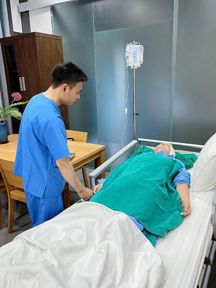 Vo ca si Dang Khoi dong vien chong sau ca phau thuat-Hinh-3