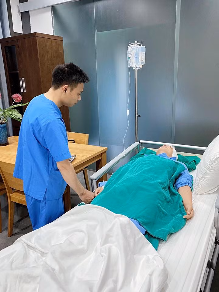 Vo ca si Dang Khoi dong vien chong sau ca phau thuat-Hinh-3