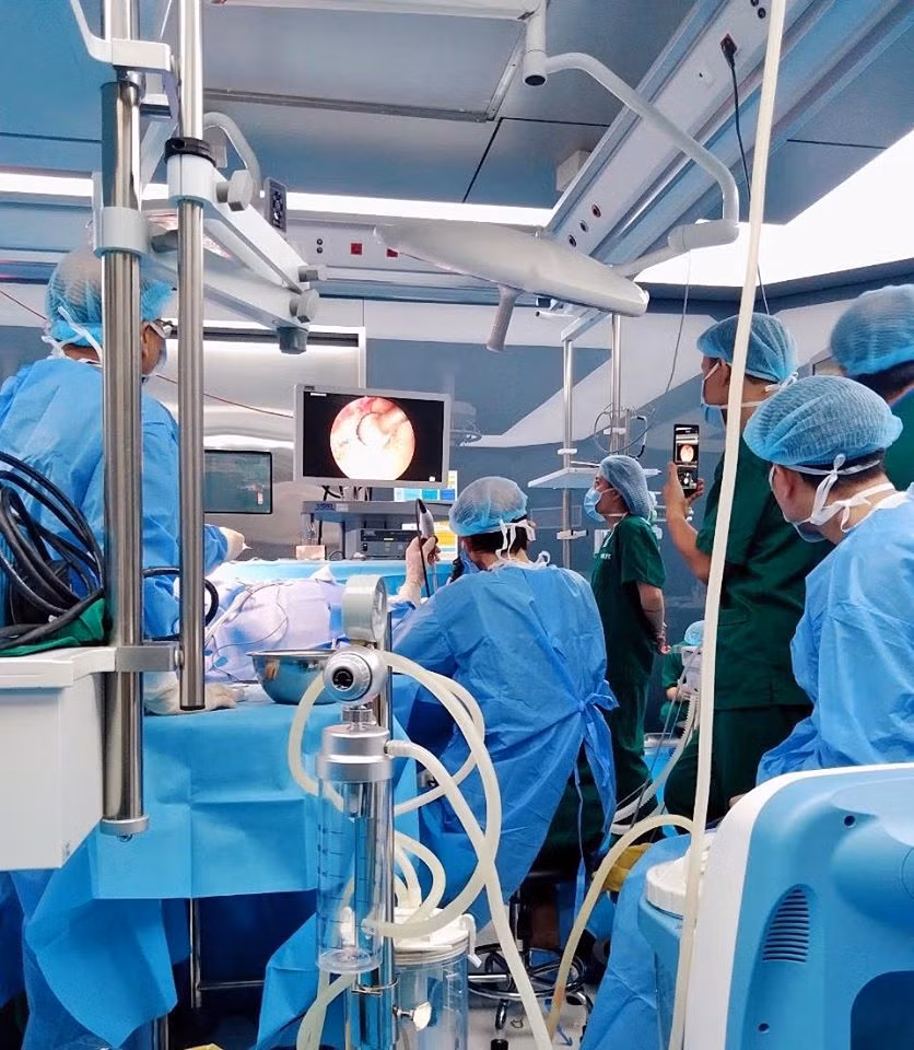 Vo ca si Dang Khoi dong vien chong sau ca phau thuat-Hinh-2