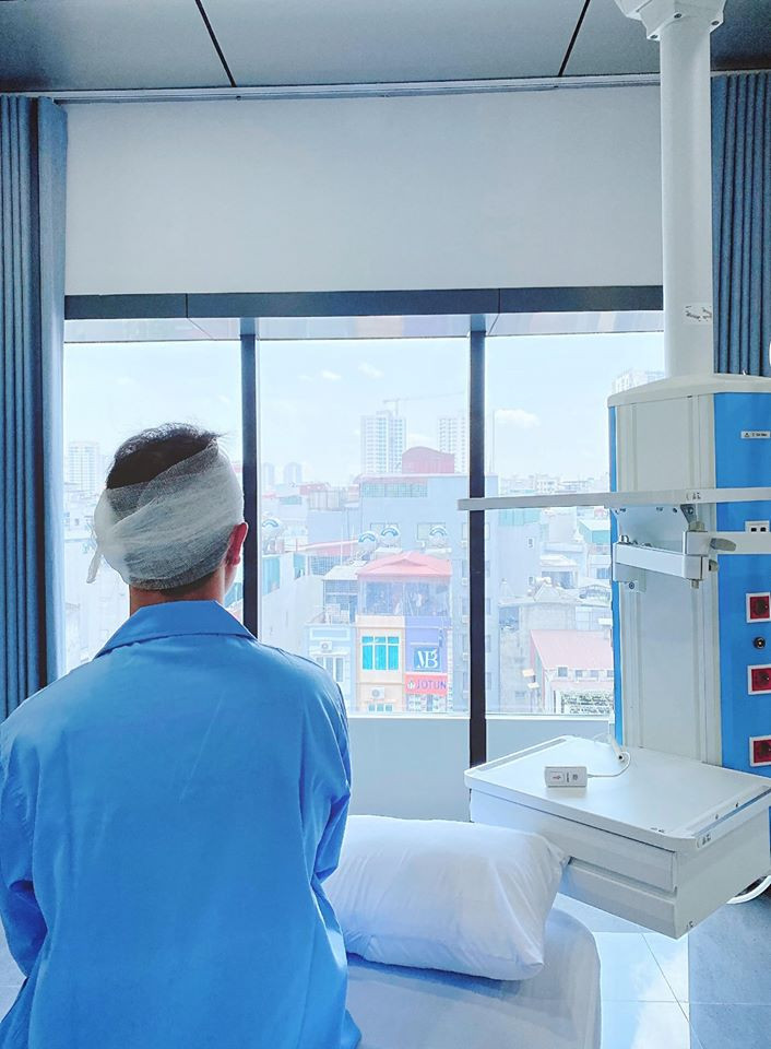 Vo ca si Dang Khoi dong vien chong sau ca phau thuat