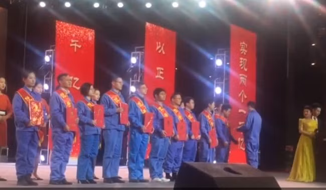 Cách đây ít ngày, một công ty ở Nam Xương, Trung Quốc cũng trao thưởng cho 12 nhân viên xuất sắc. Tất cả 12 người này đều được nhận ô tô.