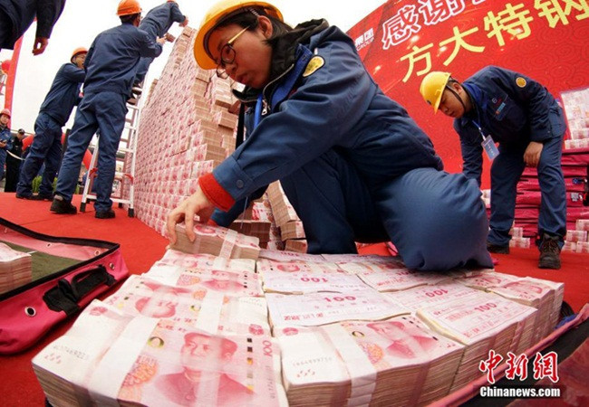 Các cọc tiền được xếp từ những tờ 100 tệ, khiến nhiều nhân viên thực sự choáng ngợp. Có người còn đùa rằng không biết họ sẽ tiêu gì để hết số tiền được thưởng.