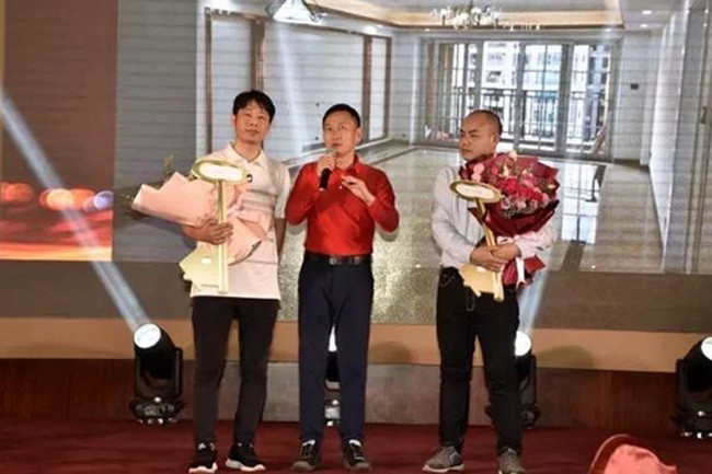 Trị giá 2 căn hộ la 2 triệu nhân dân tệ (~6,7 tỷ đồng). Hai nhân viên này là người lao động nhập cư, để lại con cái ở quê nhà cho ông bà nuôi rồi lên thành phố làm việc.