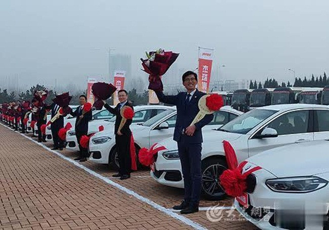 Trong số các nhân viên xuất sắc có hơn 90% nhân viên sinh sau năm 1980, hơn 70% sinh sau năm 1985 và người trẻ nhất sinh năm 1996.