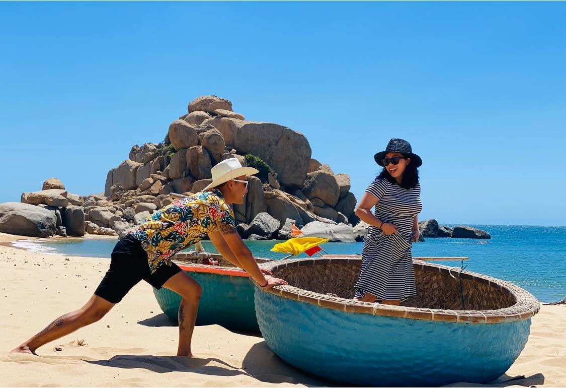 Đáp lại tình cảm của vợ, Hồng Đăng cũng từng có những chia sẻ tình cảm về gia đình: "Đăng cảm thấy mình thật may mắn vì có vợ, người đã luôn ủng hộ, hậu thuẫn để mình thành công như ngày hôm nay. Đối với Đăng, nhà là nơi để về, vợ chính là bến đỗ, tổ ấm có yên bình, thành công có vững chãi tất cả đều nhờ người phụ nữ của mình...".