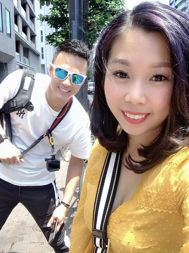 Cô chia sẻ, cũng có đôi lúc cảm thấy hơi tự ti khi so sánh với chồng nhưng Hồng Đăng luôn động viên và thích vẻ đời thường của vợ. Chỉ cần cô luôn tự tin thì sẽ luôn đẹp trong mắt nam diễn viên.