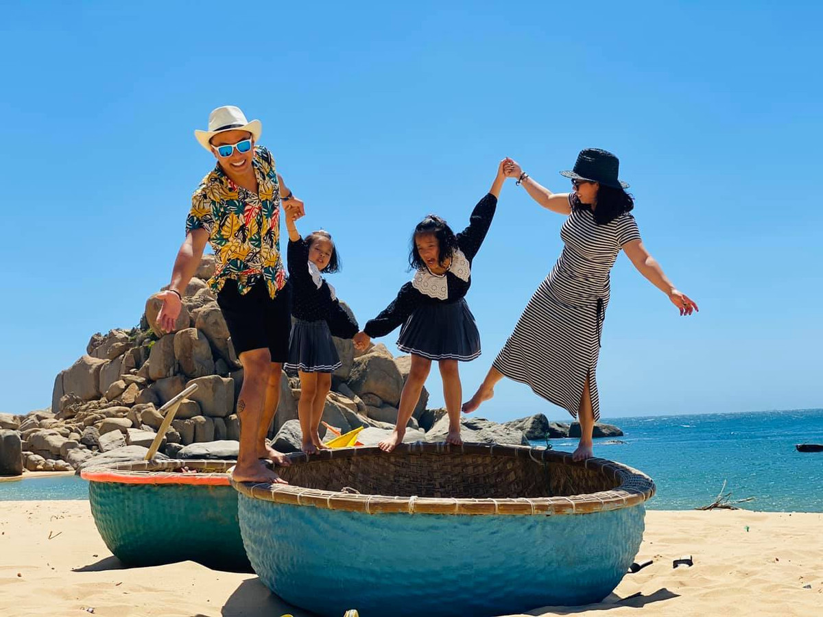 "Vậy nên, phụ nữ không phải quá giỏi, phải bản lĩnh, phải kiên cường hay phải có một sự nghiệp, một vị trí trong xã hội. Hãy sống đúng với thiên chức của một người phụ nữ là một người vợ, người mẹ, là nơi trở về của đấng mày râu, là người xây tổ ấm. Hãy để người đàn ông của bạn được chở che, bảo vệ, yêu thương đem đến cho bạn một cuộc sống trọn vẹn trong một tổ ấm đầy hạnh phúc".