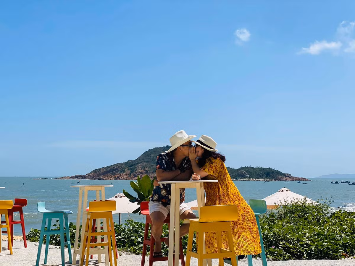 "Cho dù bạn tài giỏi việc nước bao nhiêu, xinh đẹp cỡ nào nhưng khi về với tổ ấm riêng, bạn cần cố gắng thể hiện vai trò của người vợ, người mẹ, cần chu đáo và tận tâm. Ví như tôi, nấu ăn có thể không thật sự ngon hay xuất sắc nhưng luôn cố gắng dành mọi tâm huyết với bữa cơm đó...".