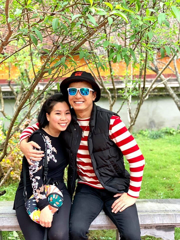 Từng chia sẻ trên VietNamNet, bà xã Hồng Đăng cho hay, có những thời điểm, cô nhận được những tin nhắn nói không hay về mình và chồng nhưng chính sự thoải mái và thoáng trong việc chia sẻ mọi chuyện cùng nhau của Hồng Đăng là điều khiến Anh Đào luôn tin tưởng anh.