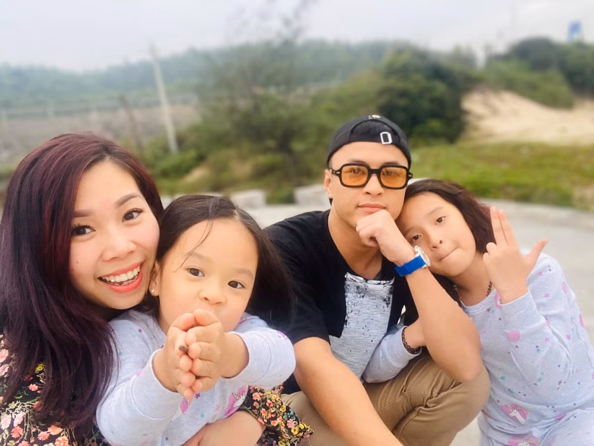 Nhiều năm chung sống nhưng vẫn giữ được lửa trong hôn nhân, bà xã Hồng Đăng tâm sự, cô luôn quan niệm phải làm bằng tất cả tấm lòng và từ cái tâm của mình. “Đàn ông xây nhà, đàn bà xây tổ ấm”, theo cô câu nói đó đúng với mọi hoàn cảnh, thời đại và mỗi gia đình.