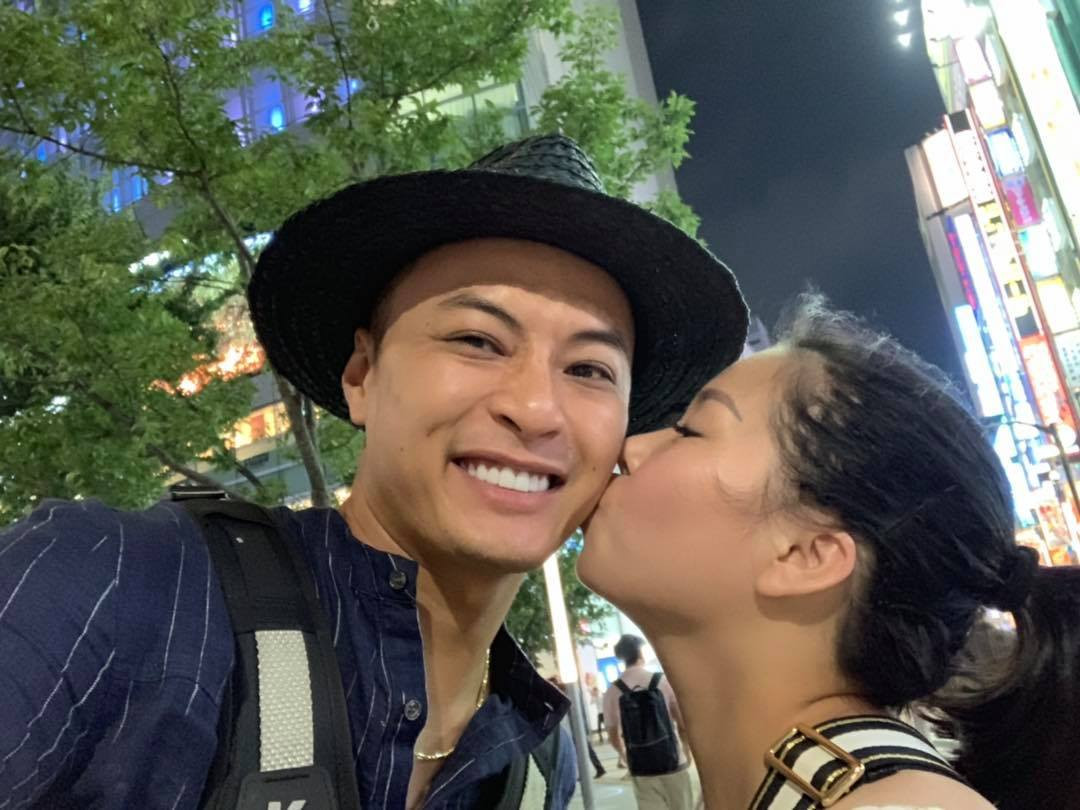 Trên trang cá nhân, Hồng Đăng luôn dành những lời tình cảm cho vợ. Mỗi khi có thời gian rảnh rỗi, cả hai thường đi du lịch hâm nóng tình cảm.