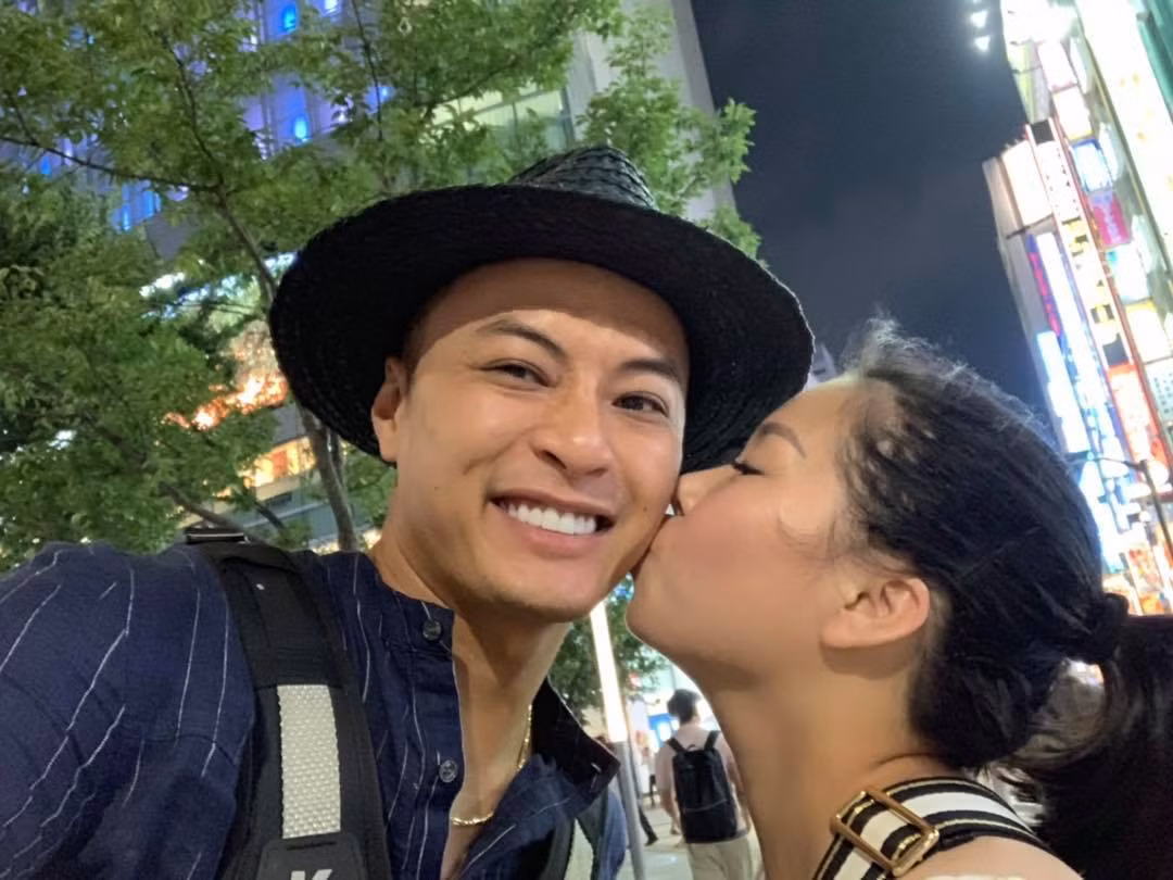 Trên trang cá nhân, Hồng Đăng luôn dành những lời tình cảm cho vợ. Mỗi khi có thời gian rảnh rỗi, cả hai thường đi du lịch hâm nóng tình cảm.