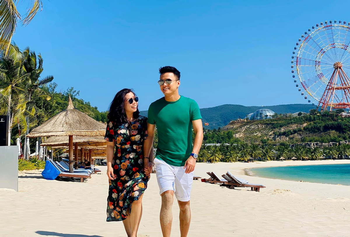 Đẹp trai, có tài nhưng Hồng Đăng lại kết hôn khá sớm. Năm 2008, nam diễn viên kết hôn với vợ là Anh Đào.