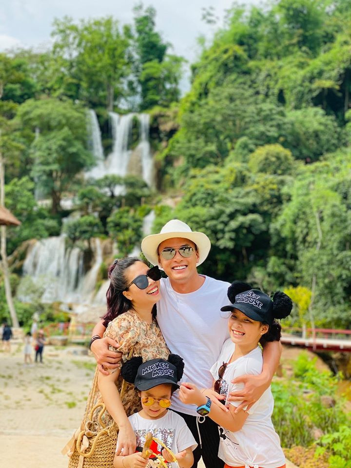 Ngay khi công khai, cả hai được nhận xét là chênh lệch về nhan sắc. Tuy nhiên chừng ấy năm bên nhau, cặp đôi vẫn luôn thể hiện tình cảm dành cho nhau.