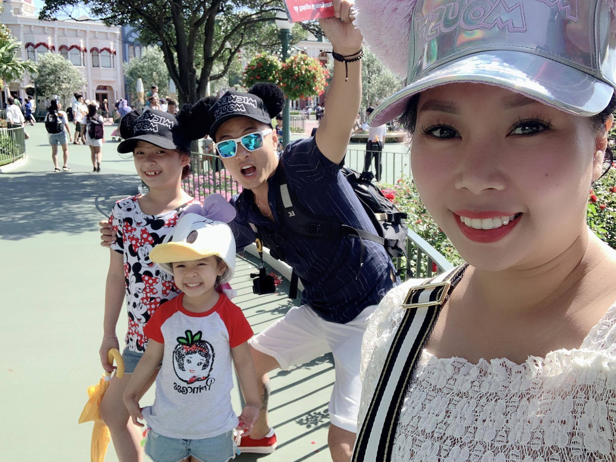 "Cảm giác thích vào bếp để nấu những bữa cơm cho chồng con khiến tôi hạnh phúc. Và với anh Đăng chỉ cần tôi nấu thôi đã thấy ngon rồi. Anh ấy đặc biệt rất thích ăn cơm nhà, thích quây quần", vợ Hồng Đăng chia sẻ.