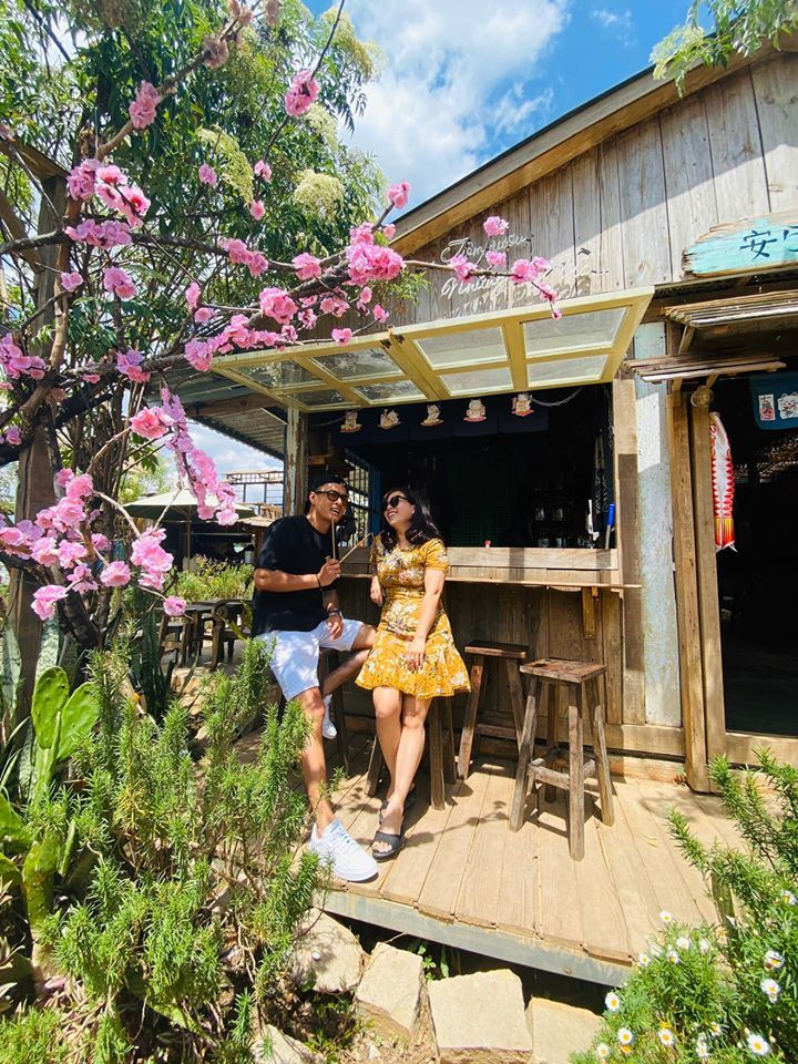 Hồng Đăng và bà xã chơi thân và hiểu rõ về nhau từ khi còn trẻ. Chính Anh Đào là người khuyến khích Hồng Đăng theo nghiệp diễn xuất và gặt hái nhiều thành công như hiện tại.