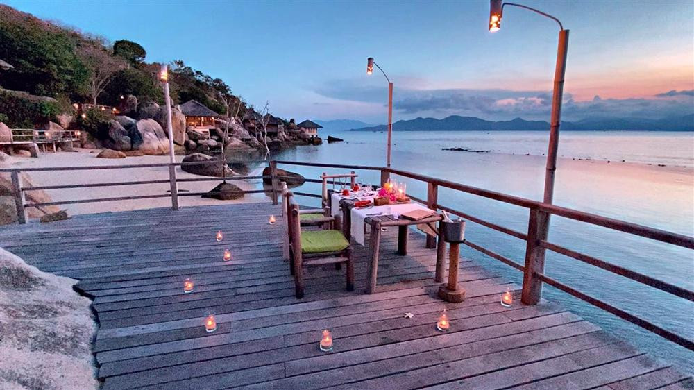 Tại đây, hai vợ chồng tổ chức buổi tiệc nhỏ ngoài trời để kỷ niệm 6 tháng về chung một nhà.