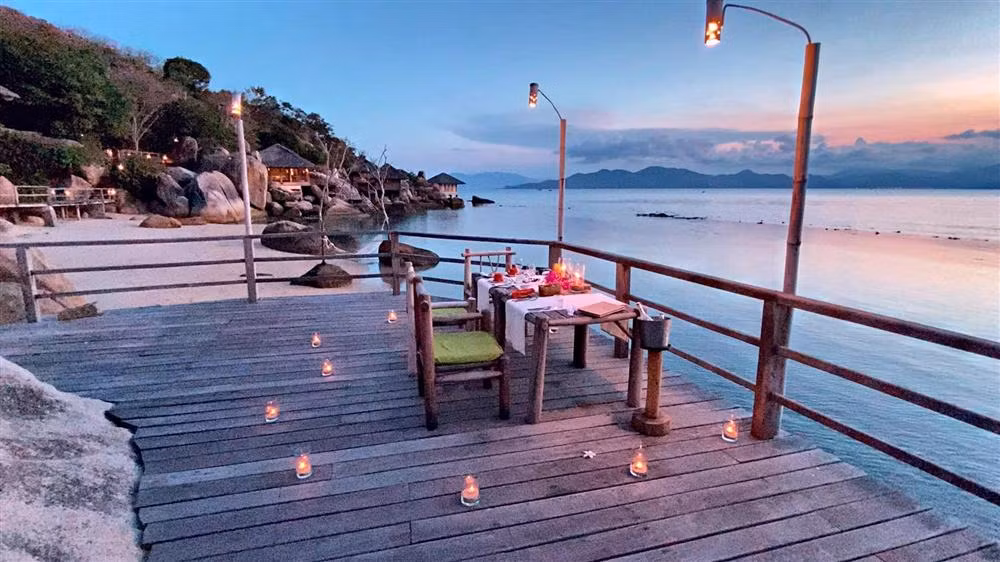 Tại đây, hai vợ chồng tổ chức buổi tiệc nhỏ ngoài trời để kỷ niệm 6 tháng về chung một nhà.