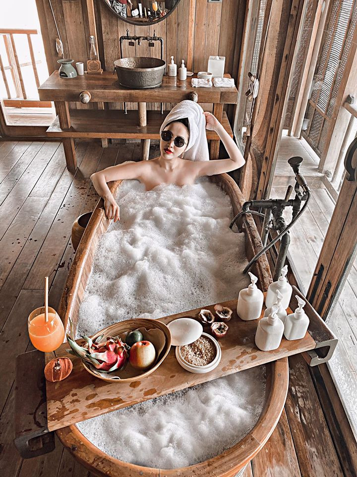 Nói về tuổi 32 và cuộc sống sung túc hiện tại, giọng ca 8X trải lòng trên mạng xã hội: "Ngày xưa cứ nghĩ bước qua hàng 3 là buồn và già lắm. Bây giờ lại thấy càng già càng mặn mà, trưởng thành và hạnh phúc, vì mình không còn ngổn ngang trong suy nghĩ về định hướng cuộc đời nữa, mà chỉ đón nhận một cách nhẹ nhàng và tận hưởng thôi".