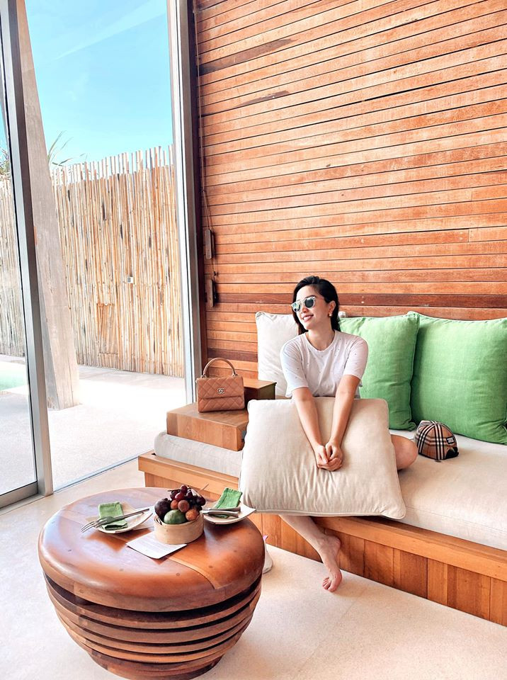 Sau khi tổ chức tiệc linh đình tại TP.HCM, "công chúa bong bóng" và ông xã tiếp tục chuỗi series du lịch mừng sinh nhật tháng 6. Theo cập nhật trên trang cá nhân, trong những ngày này, Bảo Thy cùng chồng đang ở Vũng Tàu để tận hưởng không gian biển cả.