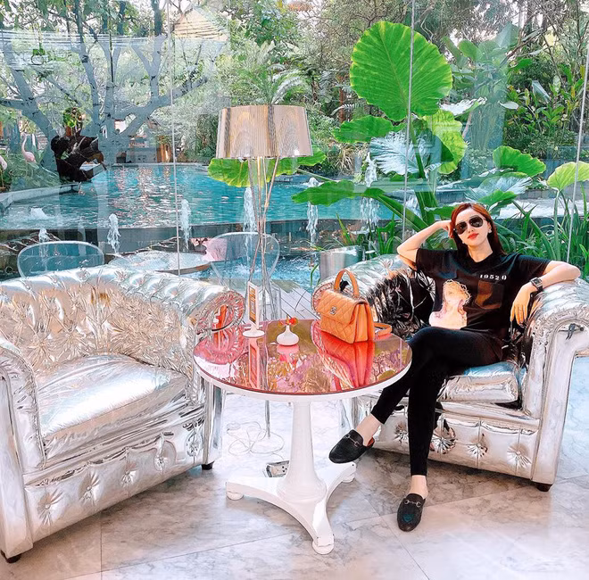 Bảo Thy lên xe hoa vào tháng 11/2019 và sau đó có cuộc sống hôn nhân hạnh phúc. Trước đó, nữ ca sĩ không ít lần bảo vệ ông xã khỏi những bình phẩm ác ý về ngoại hình. Đây cũng chính là lý do khiến Bảo Thy tuyên bố không đưa hình ảnh ông xã lên mạng xã hội để giữ gìn cuộc sống riêng tư. Qua thời gian, cô đang chứng minh cho mọi người thấy sự lựa chọn của mình là đúng đắn khi được chồng yêu thương và chiều chuộng như bà hoàng. Sinh nhật tuổi 32 sau khi về nhà chồng của Bảo Thy cũng được xem là đặc biệt nhất đối với cô.