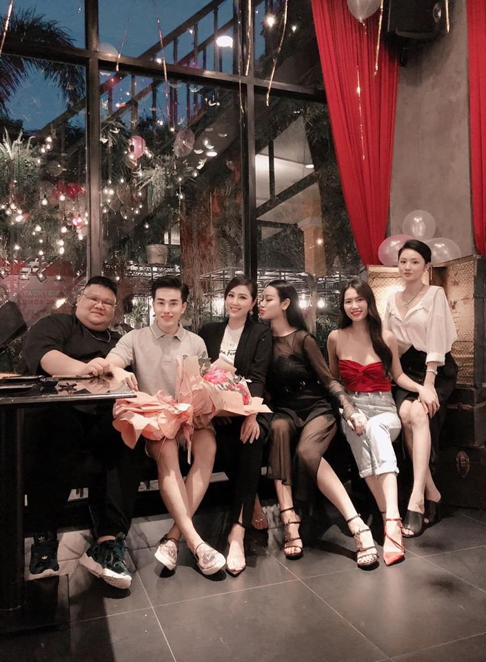 Bên cạnh việc chiều chuộng sở thích du lịch thì đại gia Phan Lĩnh cũng rất tâm lý khi trân trọng mối quan hệ bạn bè của Bảo Thy. Tiệc sinh nhật sớm của nữ ca sĩ, ngoài gia đình thì không thể thiếu những người bạn thân thiết.