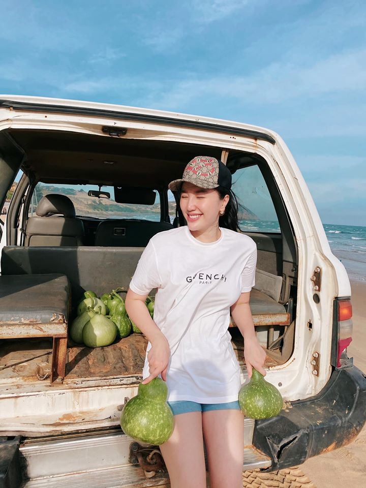 Theo chia sẻ từ Bảo Thy, mảnh đất của gia đình được đội ngũ nhân viên trông coi, thỉnh thoảng cô mới lui tới đây khi có dịp. Tiết lộ của Bảo Thy một lần nữa khiến dân mạng phải trầm trồ, cho thấy khối tài sản kếch xù mà cô đang sở hữu.