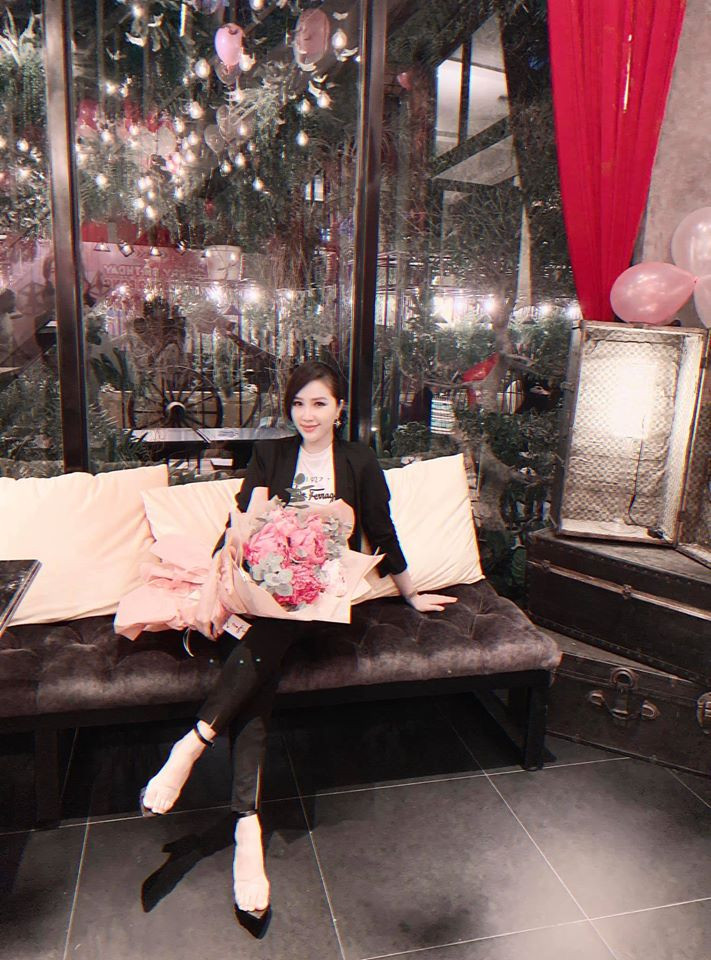Trở về từ Phan Thiết, Bảo Thy được ông xã tổ chức tiệc sinh nhật sớm tại TP.HCM. Cô nhận hoa, quà và bánh kem.