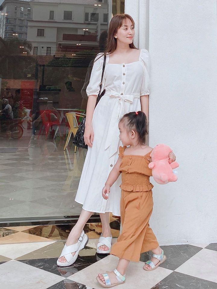 "Mợ chảnh" là nickname của ái nữ nhà Khánh Thi. "Nữ hoàng dancesport" đặt biệt danh này cho con và thường xuyên sử dụng trên mạng xã hội. Đúng như biệt danh, Anna có những biểu cảm cực "chảnh" và dễ thương khiến dân mạng phát cuồng.