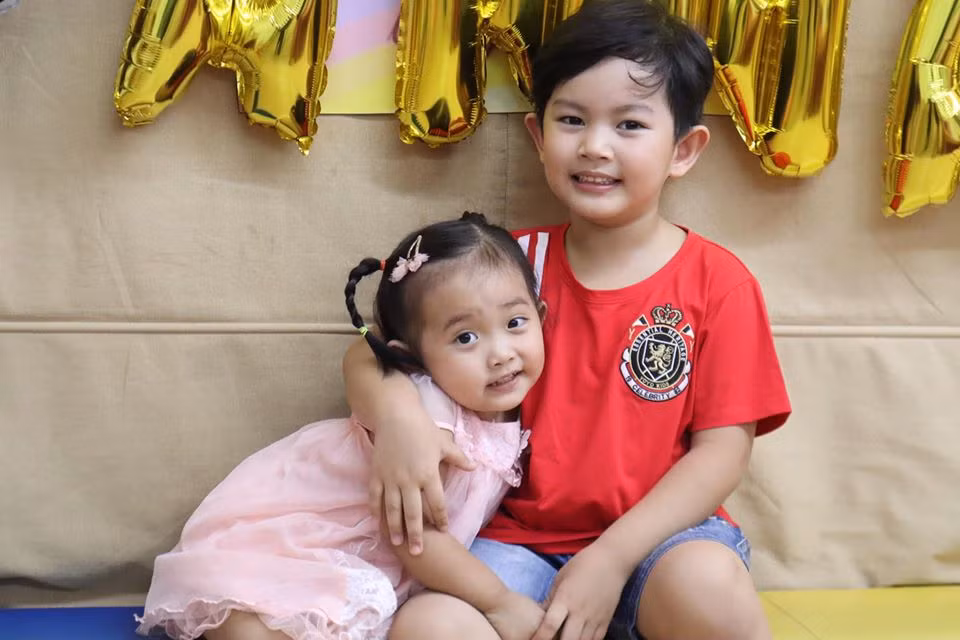 Mặc dù sinh non 6 tuần, chỉ nặng 1,9kg nhưng Anna được bố mẹ chăm sóc rất tốt. Chính vì thế mà nhóc tỳ khỏe mạnh, bụ bẫm, nhìn cứng cáp không khác những đứa trẻ sinh đủ ngày đủ tháng.