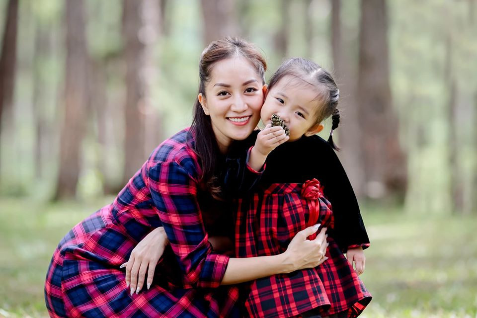 Dịp sinh nhật Anna tròn 2 tuổi vừa qua, "nữ hoàng dancesport" có những hoài niệm khiến nhiều người xúc động. "Sinh con gái khi chưa tròn đủ 9 tháng 10 ngày. Con thật bé bỏng và non nớt với 1,9kg, ở lại viện nằm lồng kính theo dõi 21 ngày. Ba mẹ với bao lo lắng và nhọc nhằn. Mẹ học cách lớn khôn cùng con. Học cách kiên nhẫn và vượt khó. Ngày con sinh ra là ngày rất đặc biệt với cả ba và mẹ. Hy vọng rằng chính ba và mẹ sẽ không bao giờ quên được thời khắc con sinh ra, để luôn nhắc nhau rằng mình đã hy sinh vì nhau đến thế", cô chia sẻ trên trang cá nhân.