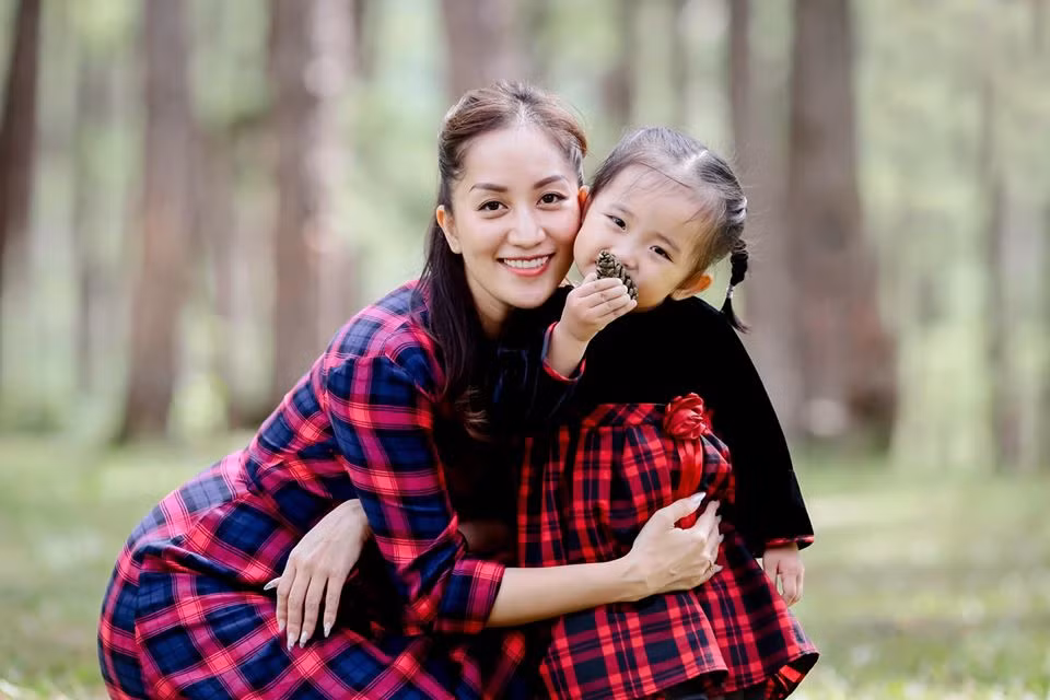 Dịp sinh nhật Anna tròn 2 tuổi vừa qua, "nữ hoàng dancesport" có những hoài niệm khiến nhiều người xúc động. "Sinh con gái khi chưa tròn đủ 9 tháng 10 ngày. Con thật bé bỏng và non nớt với 1,9kg, ở lại viện nằm lồng kính theo dõi 21 ngày. Ba mẹ với bao lo lắng và nhọc nhằn. Mẹ học cách lớn khôn cùng con. Học cách kiên nhẫn và vượt khó. Ngày con sinh ra là ngày rất đặc biệt với cả ba và mẹ. Hy vọng rằng chính ba và mẹ sẽ không bao giờ quên được thời khắc con sinh ra, để luôn nhắc nhau rằng mình đã hy sinh vì nhau đến thế", cô chia sẻ trên trang cá nhân.