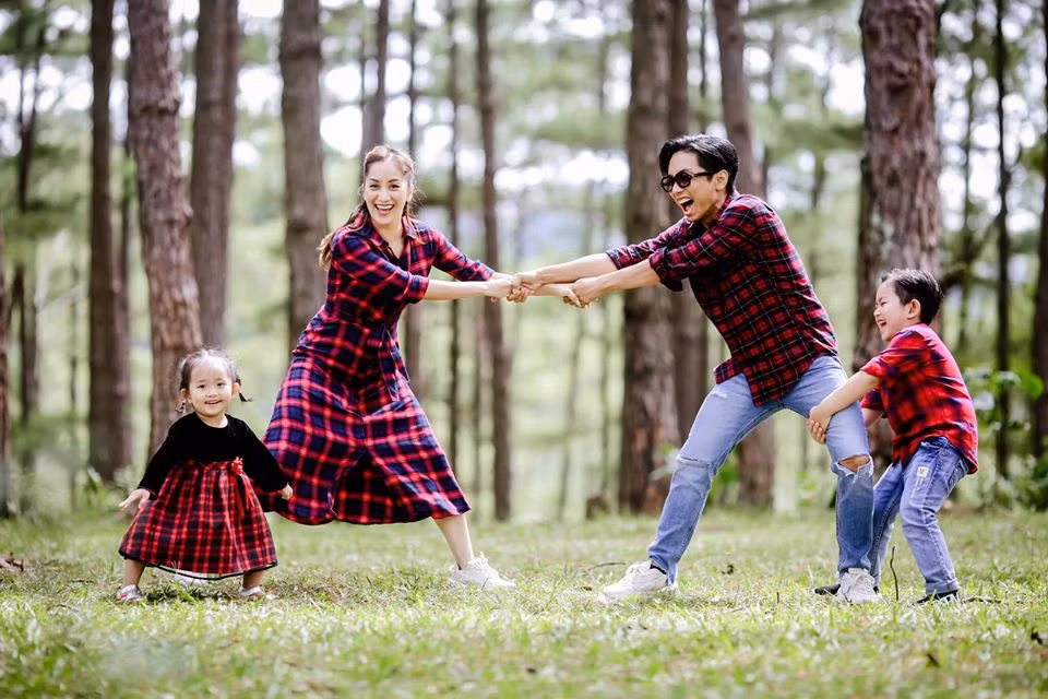 Khoảnh khắc đáng yêu của "mợ chảnh" bên bố mẹ và anh trai Kubi Minh Cường.