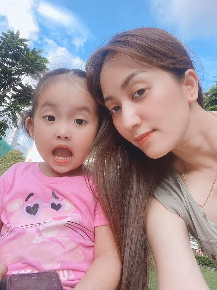 Chụp hình cùng mẹ, Anna thường xuyên chiếm spotlight vì những biểu cảm dễ thương, sinh động.